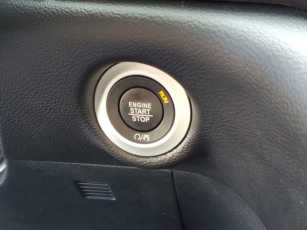 Used 2025 Chrysler Pacifica Select FWD image 18