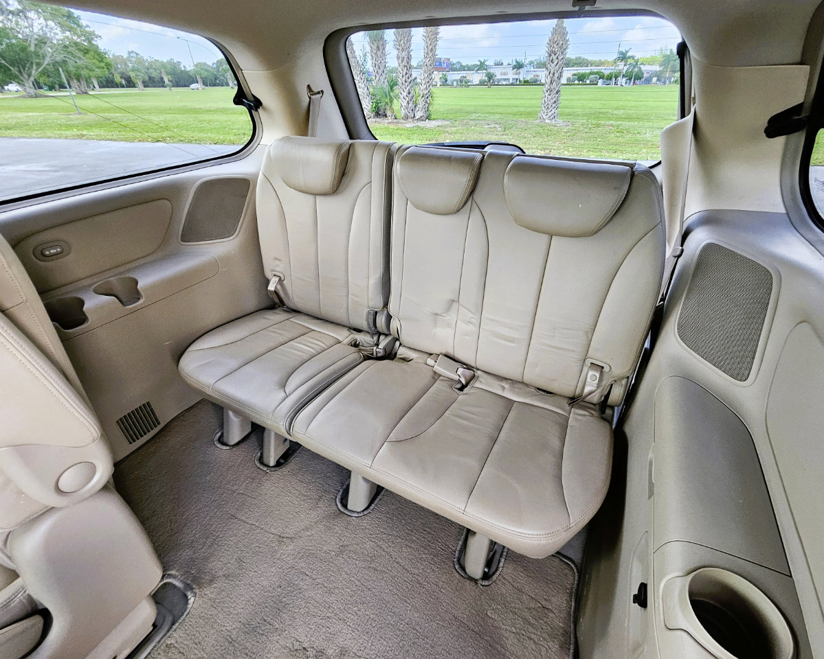 Used 2007 Hyundai Entourage Limited image 9