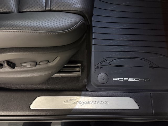 Certified 2025 Porsche Cayenne E-Hybrid w/ Premium Package Plus AWD/4WD image 39