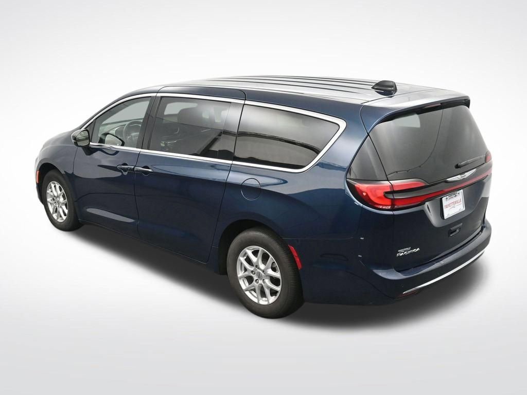 Used 2025 Chrysler Pacifica Select image 28