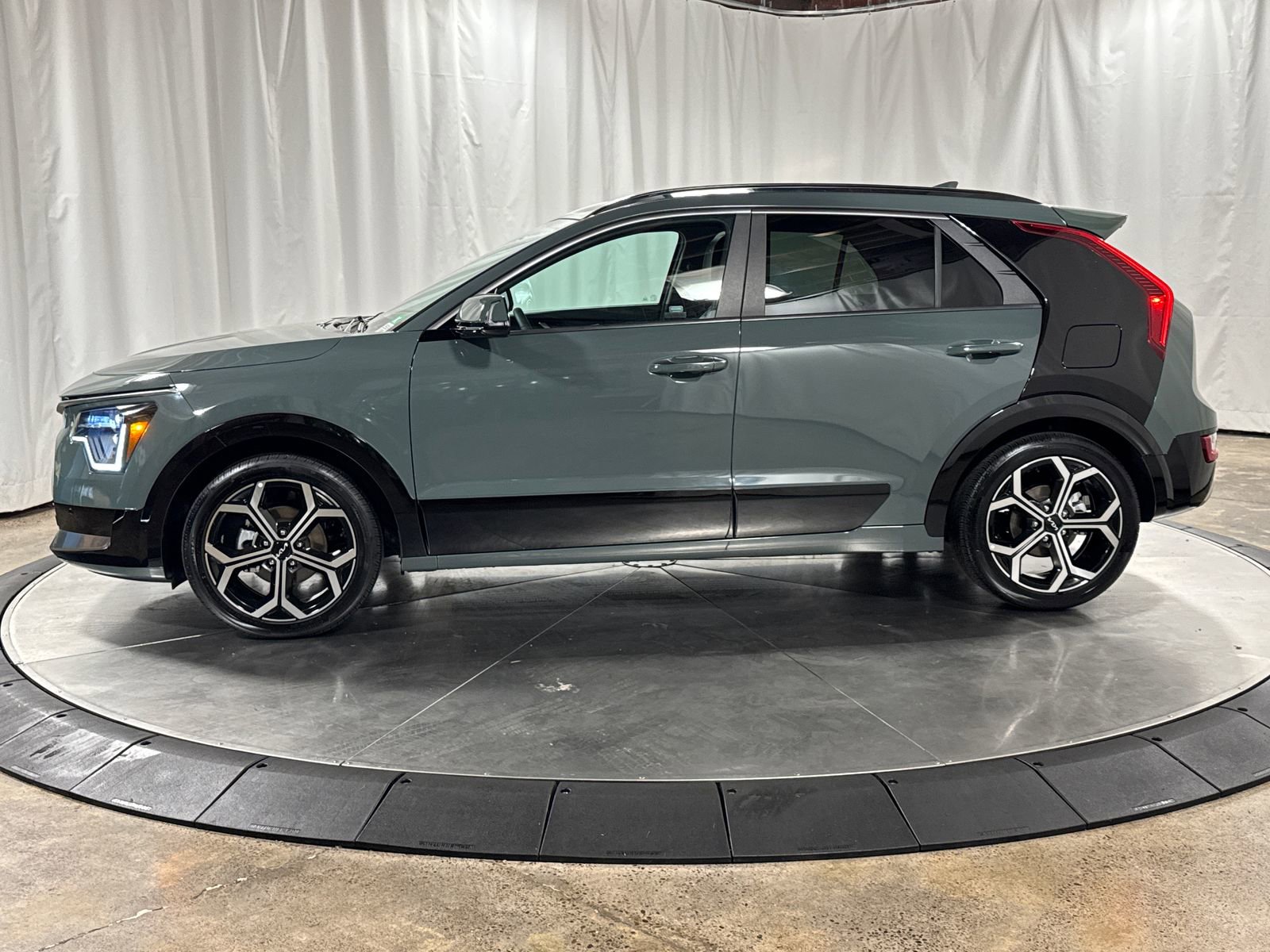 Used 2025 Kia Niro SX Touring FWD image 6