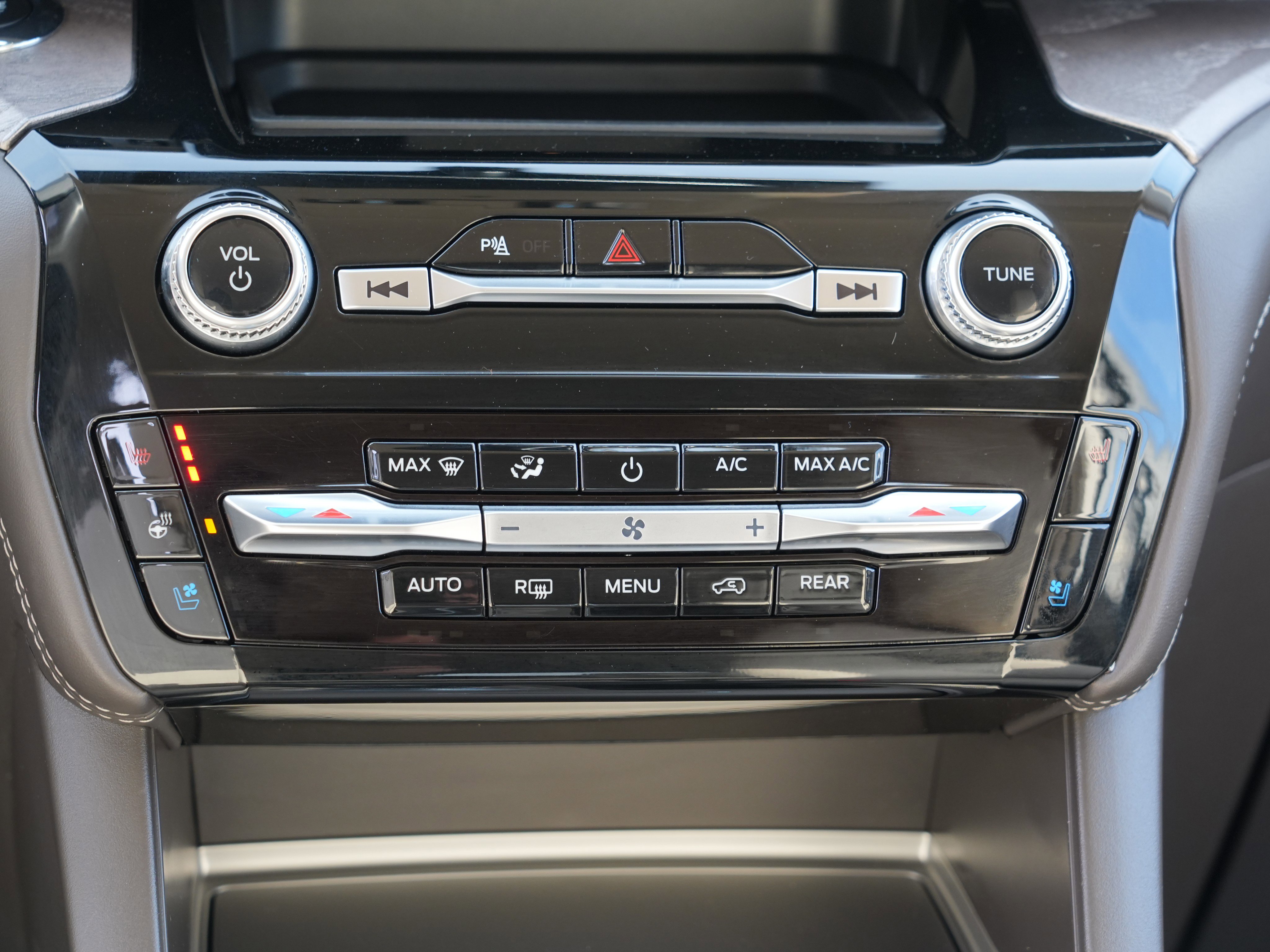 Used 2023 Ford Explorer Platinum w/ Class IV Trailer Tow Package image 28