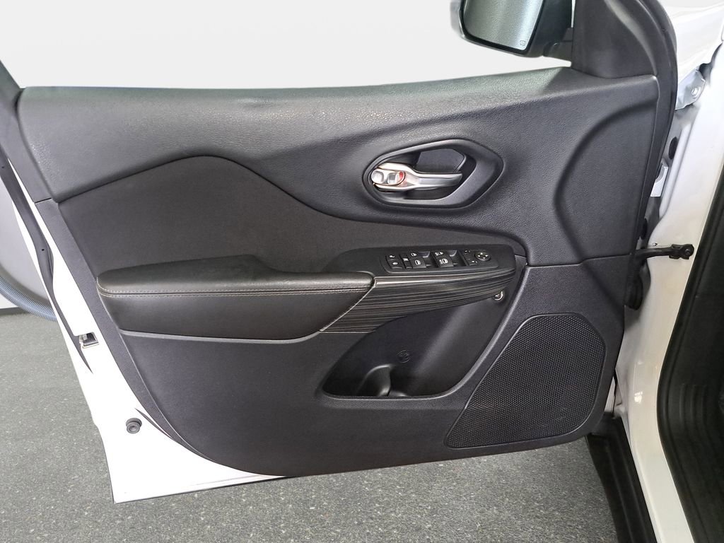 Used 2016 Jeep Cherokee Latitude w/ Cold Weather Group AWD/4WD image 27