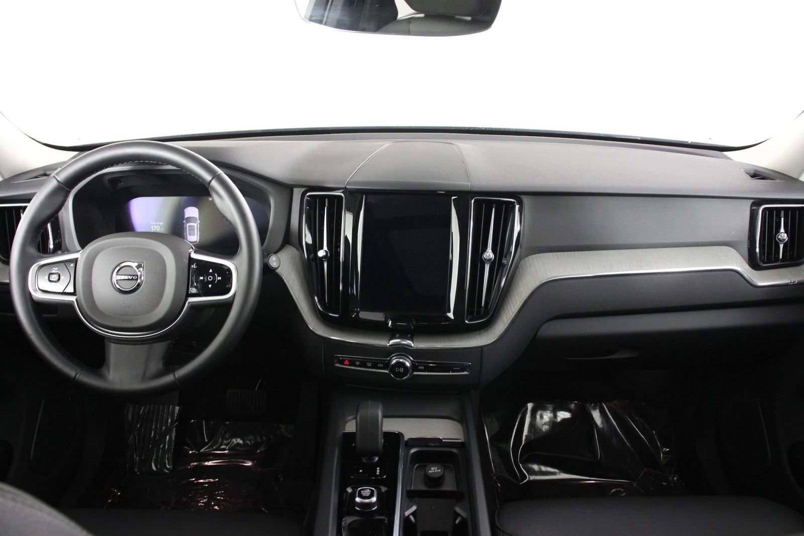 Certified 2025 Volvo XC60 B5 Plus AWD/4WD image 7
