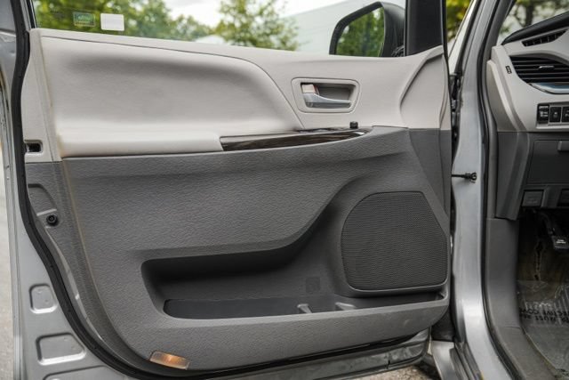 Used 2015 Toyota Sienna XLE w/ XLE Navigation Package FWD image 42