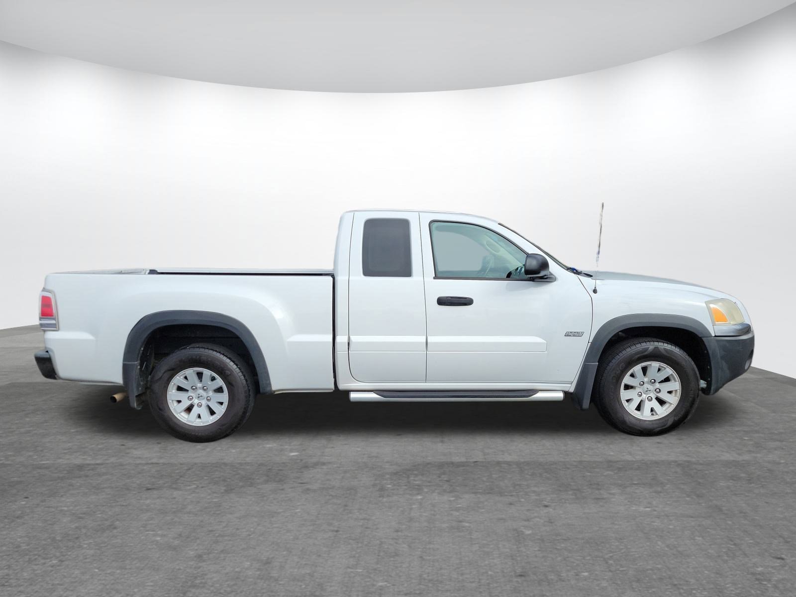 Used 2006 Mitsubishi Raider DuroCross image 2