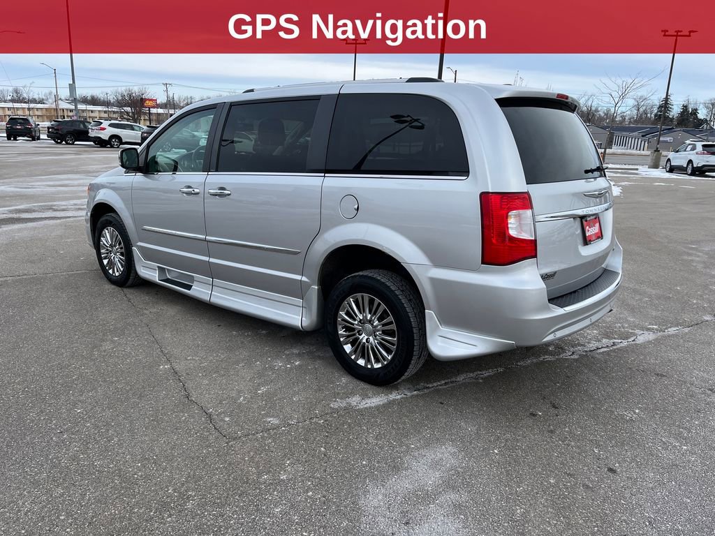 Used 2011 Chrysler Town & Country Limited image 4