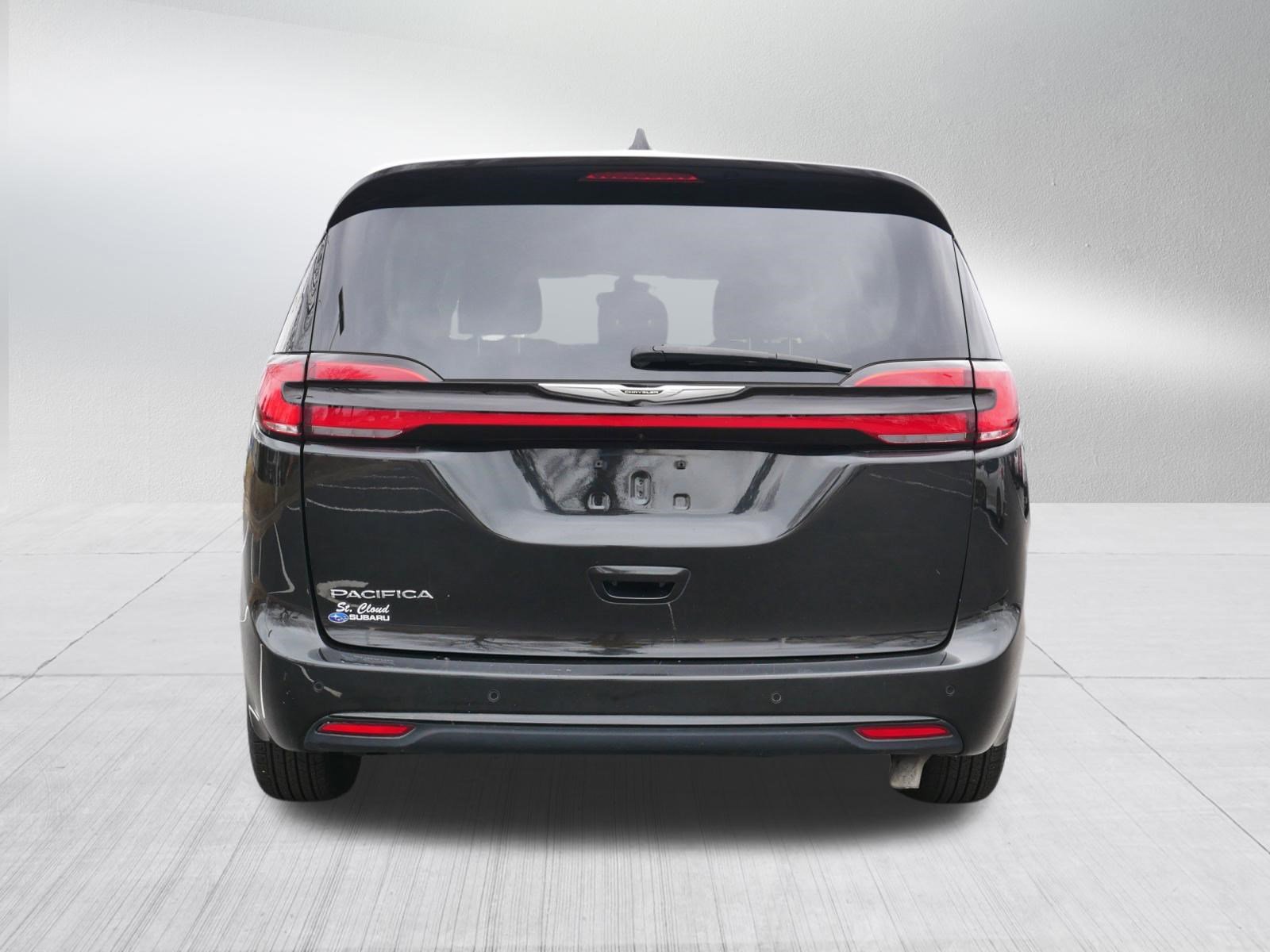 Used 2024 Chrysler Pacifica Touring-L FWD image 6