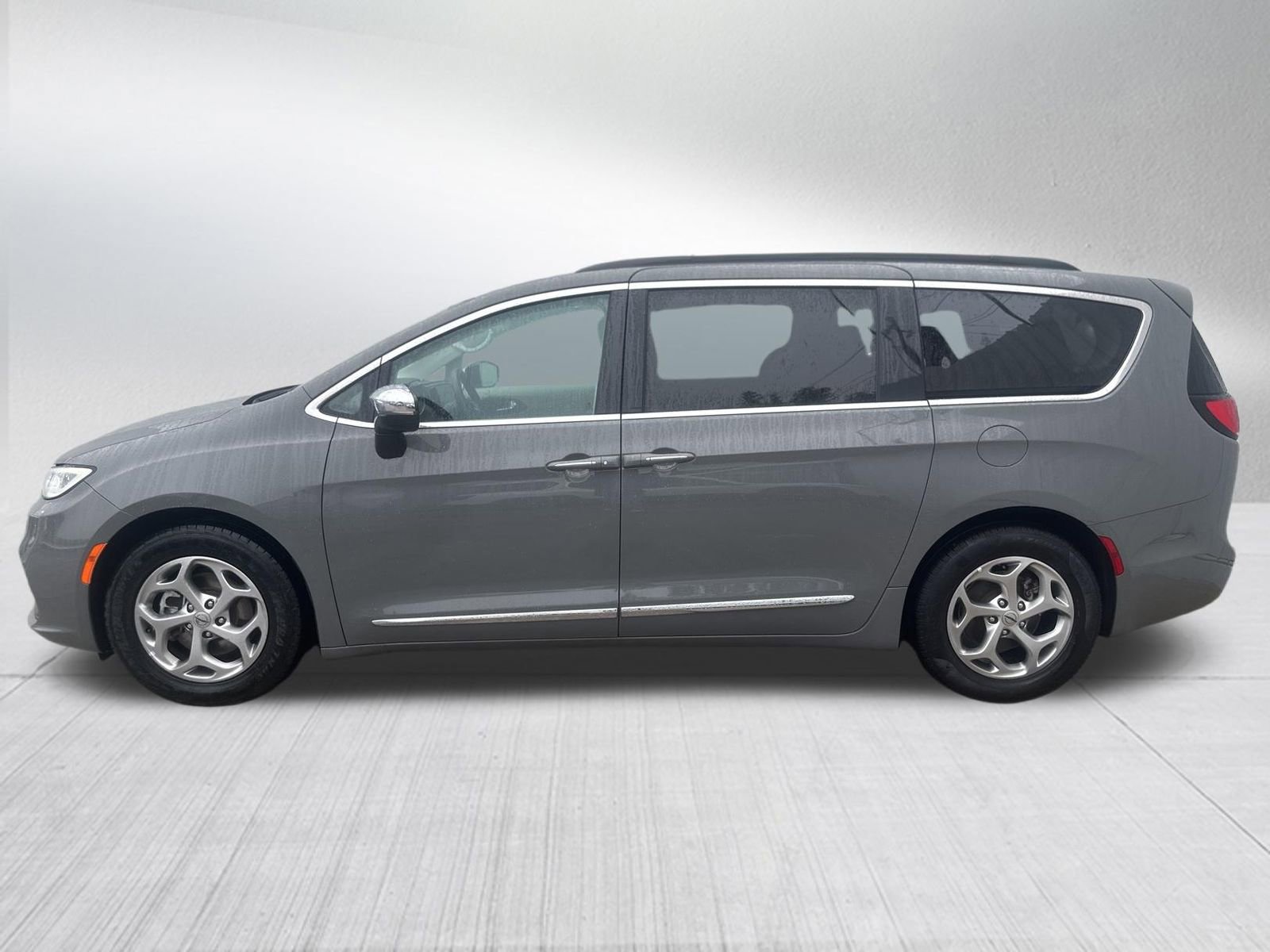 Used 2023 Chrysler Pacifica Limited FWD image 4