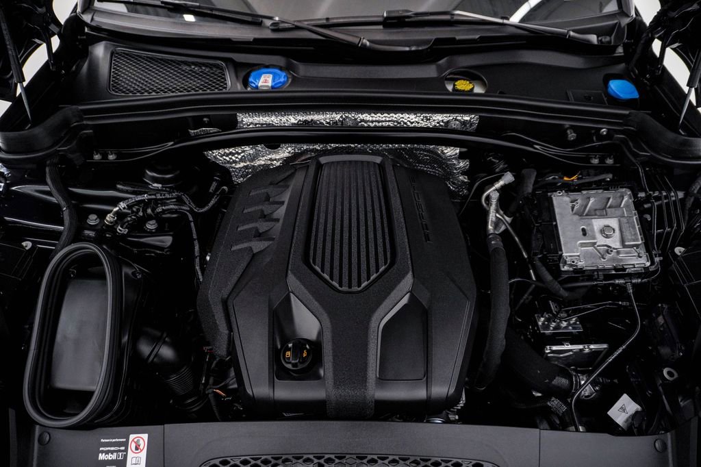 Certified 2025 Porsche Macan image 29