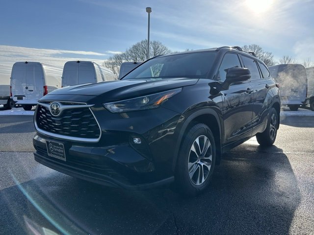 Used 2022 Toyota Highlander XLE image 3