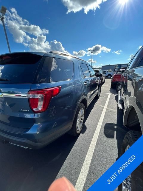 Used 2018 Ford Explorer XLT AWD/4WD image 3