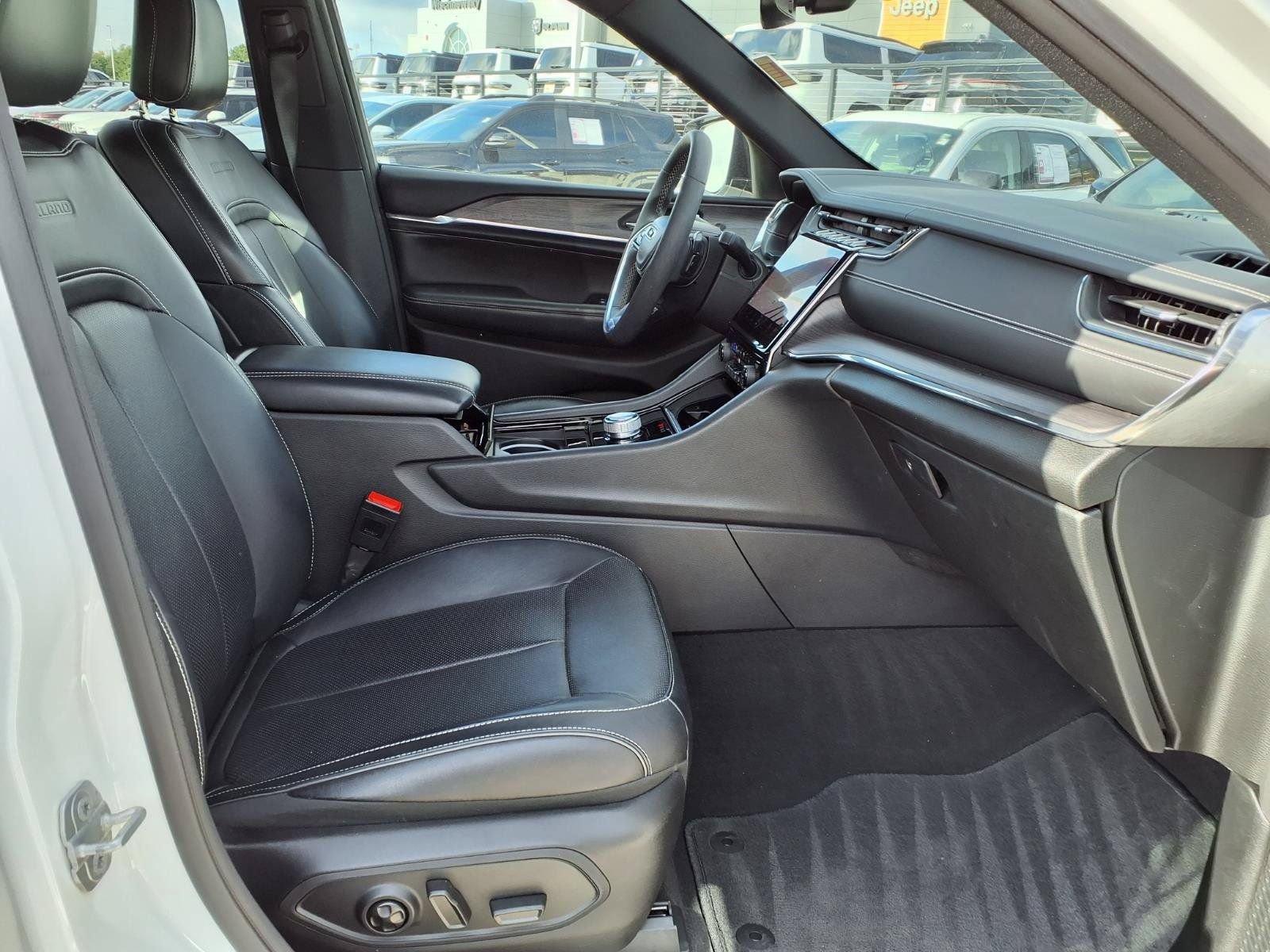 Used 2023 Jeep Grand Cherokee Overland RWD image 19