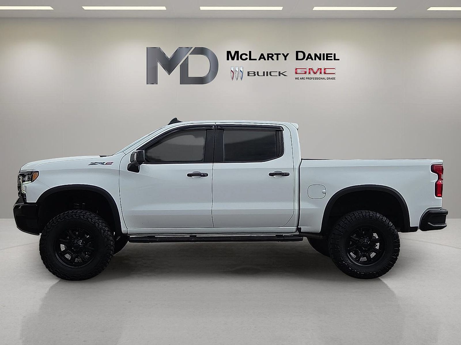 Used 2022 Chevrolet Silverado 1500 ZR2 w/ Technology Package AWD/4WD image 2