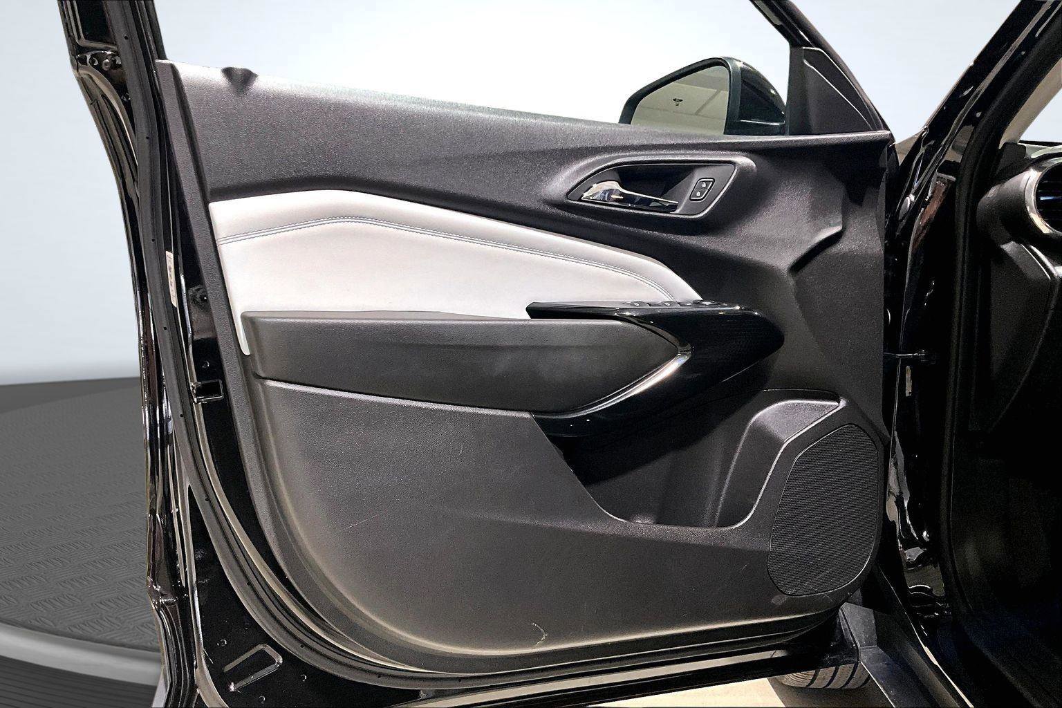 Used 2025 Chevrolet Trax LT image 24