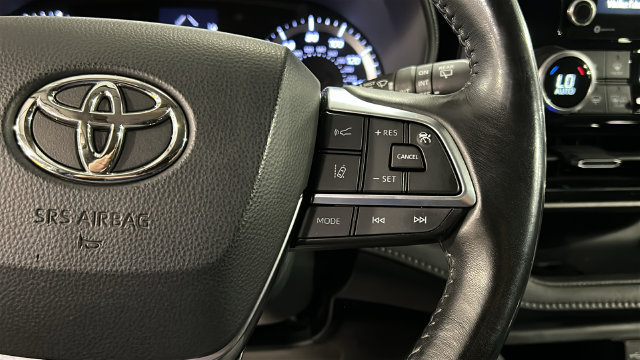 Used 2020 Toyota Highlander LE AWD/4WD image 14
