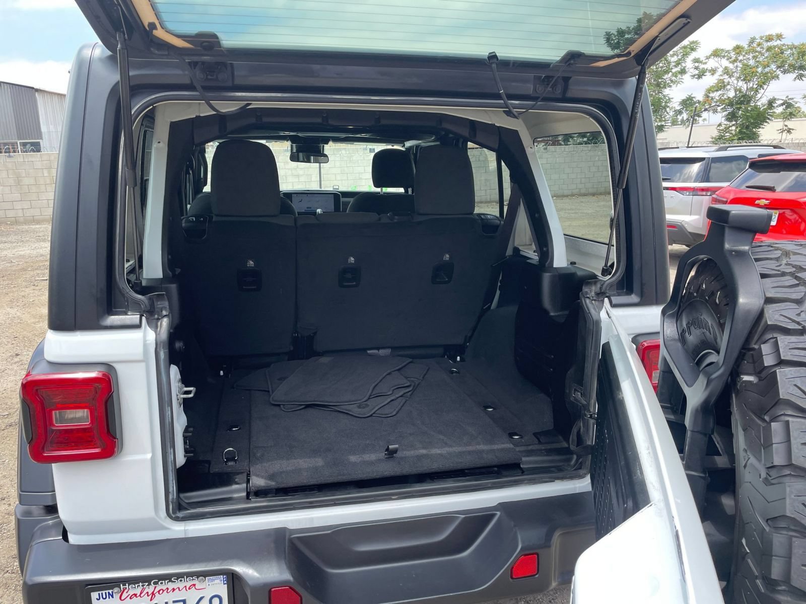 Used 2025 Jeep Wrangler Unlimited Rubicon AWD/4WD image 25