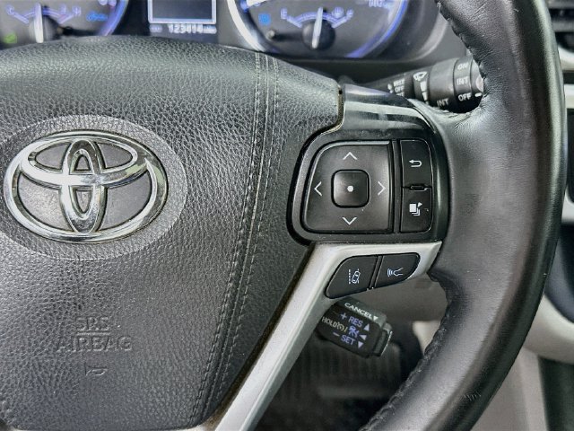Used 2019 Toyota Highlander XLE AWD/4WD image 23