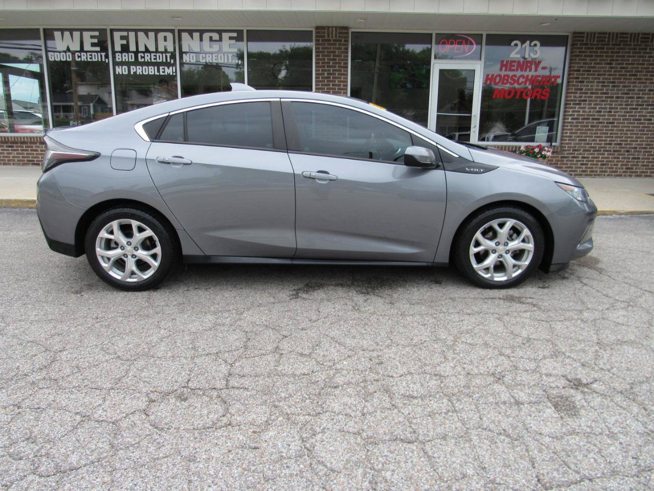Used 2018 Chevrolet Volt Premier w/ Driver Confidence Package FWD image 9