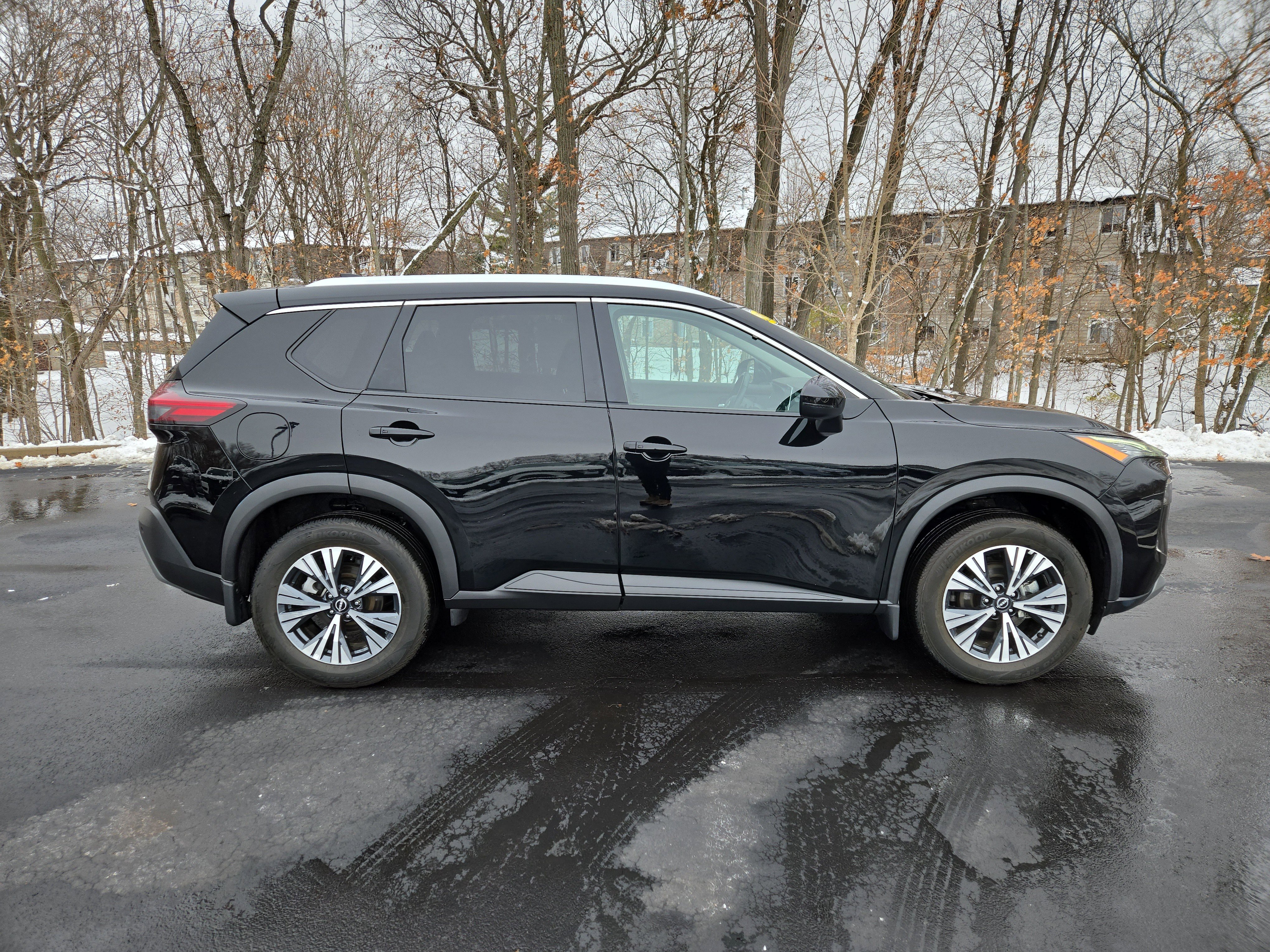 Used 2022 Nissan Rogue SV w/ SV Premium Package image 2