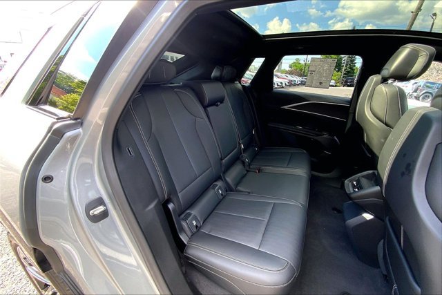 Used 2024 Cadillac Lyriq Luxury AWD/4WD image 27