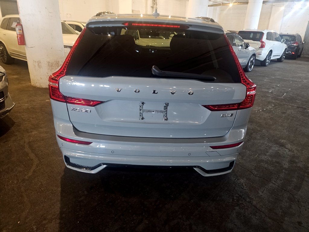 Certified 2024 Volvo XC60 B5 Ultimate w/ Climate Package AWD/4WD image 3