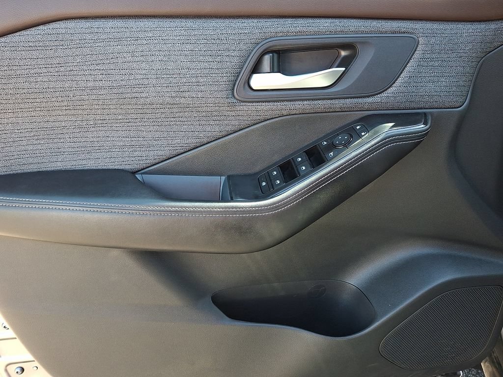 Used 2023 Nissan Rogue SV AWD/4WD image 15