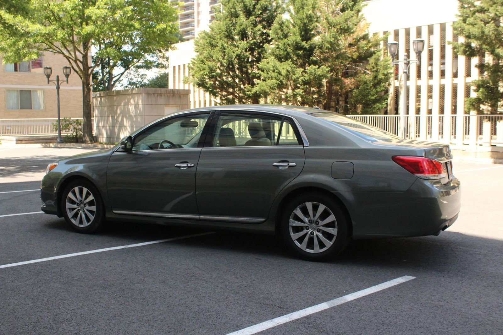 Used 2011 Toyota Avalon Limited FWD image 9