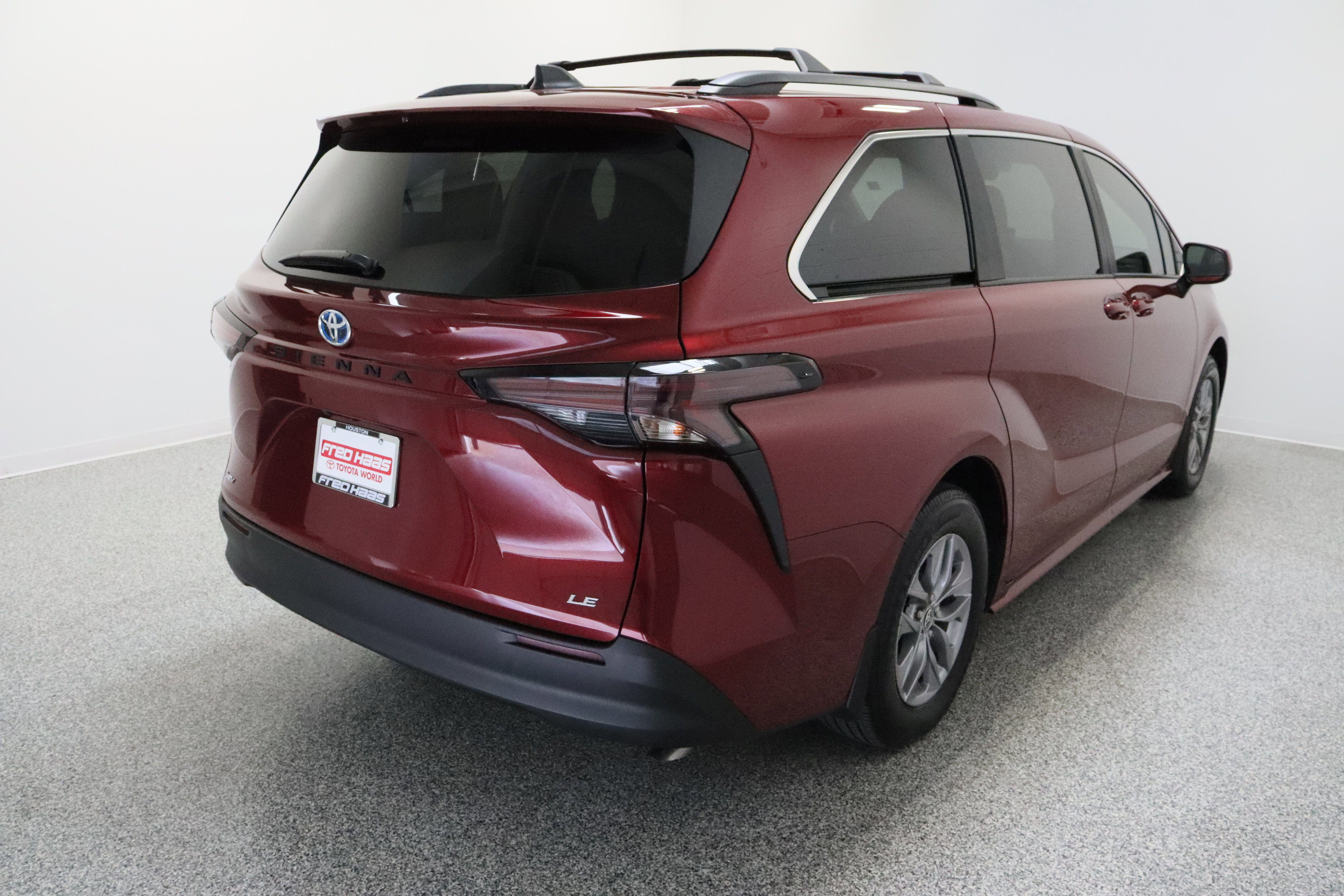 Used 2025 Toyota Sienna LE image 7