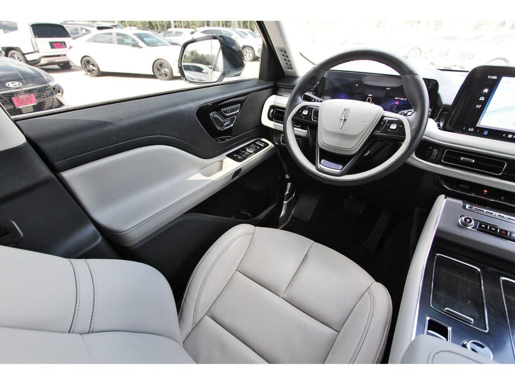 Used 2025 Lincoln Aviator 2WD image 12