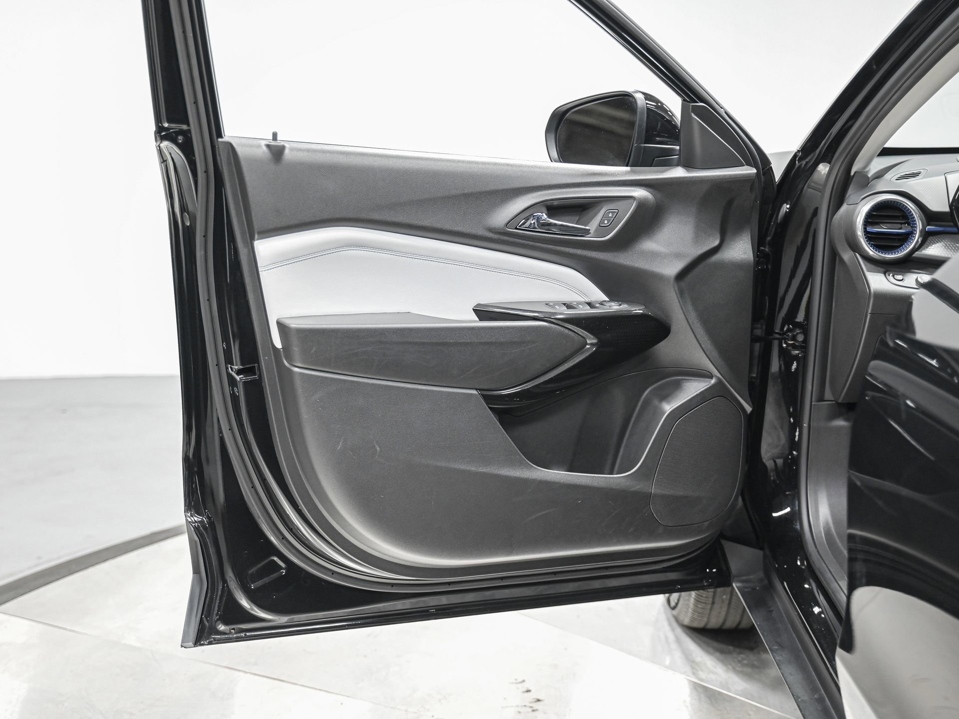 Used 2026 Chevrolet Trax LT w/ LT Convenience Package image 12