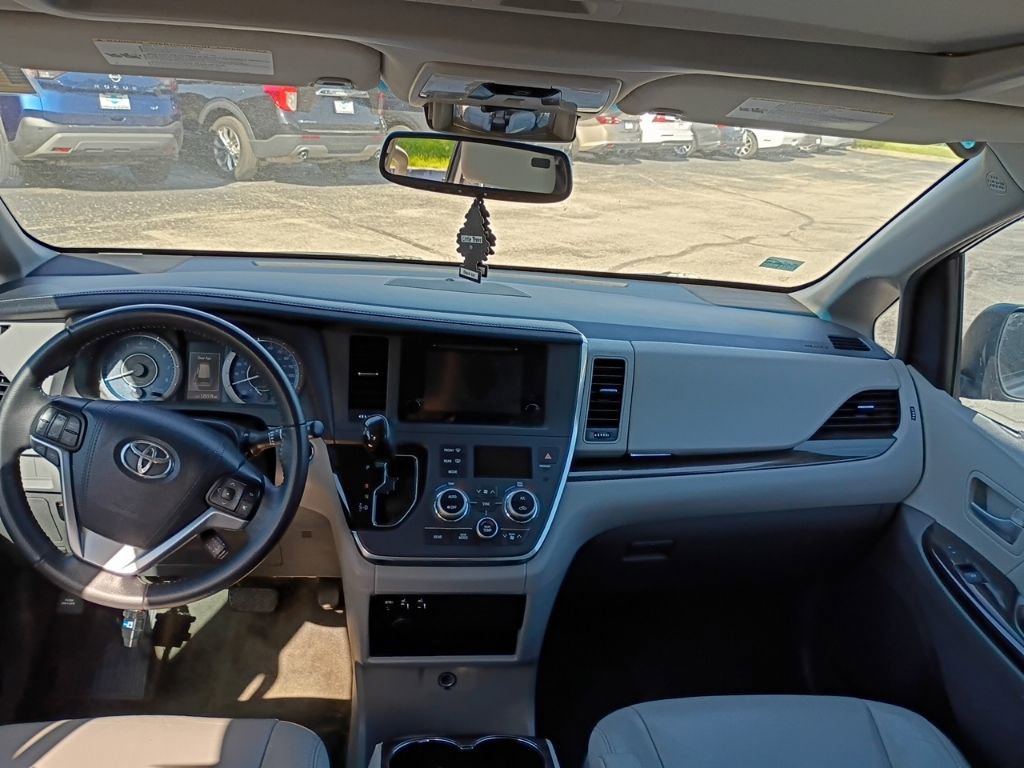 Used 2017 Toyota Sienna XLE w/ XLE Navigation Package FWD image 10