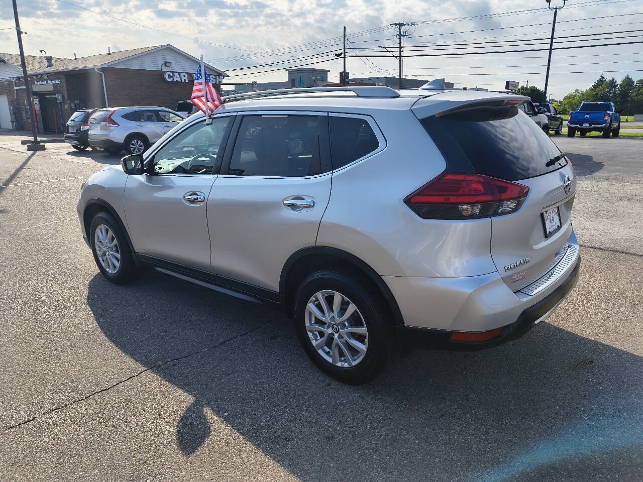 Used 2017 Nissan Rogue SV AWD/4WD image 10