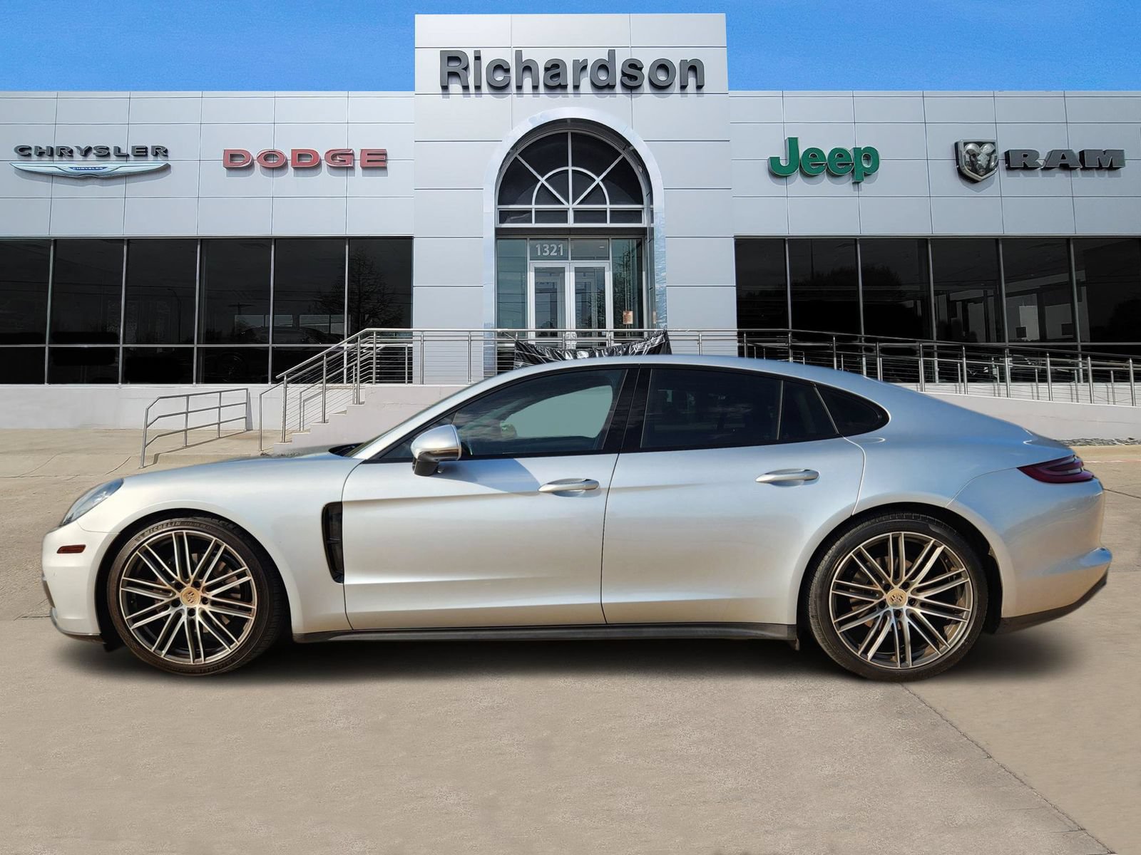 Used 2017 Porsche Panamera 4 AWD/4WD image 3