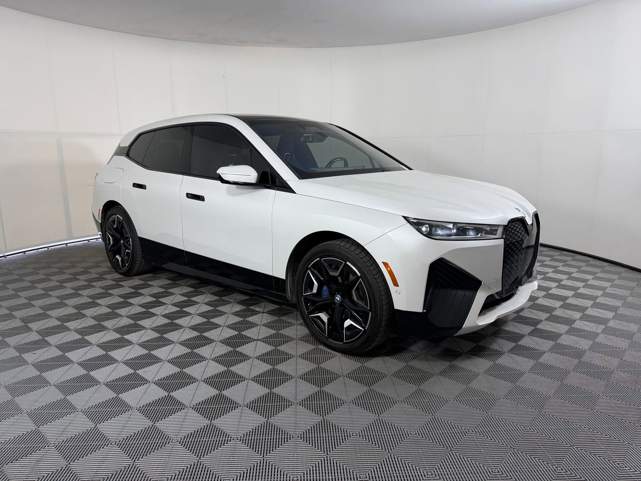 Used 2023 BMW iX xDrive50 w/ Premium Package AWD/4WD image 7