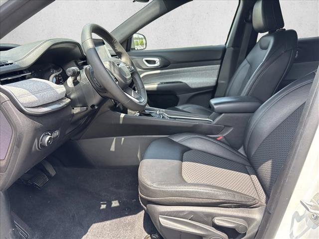 Used 2025 Jeep Compass Latitude AWD/4WD image 10