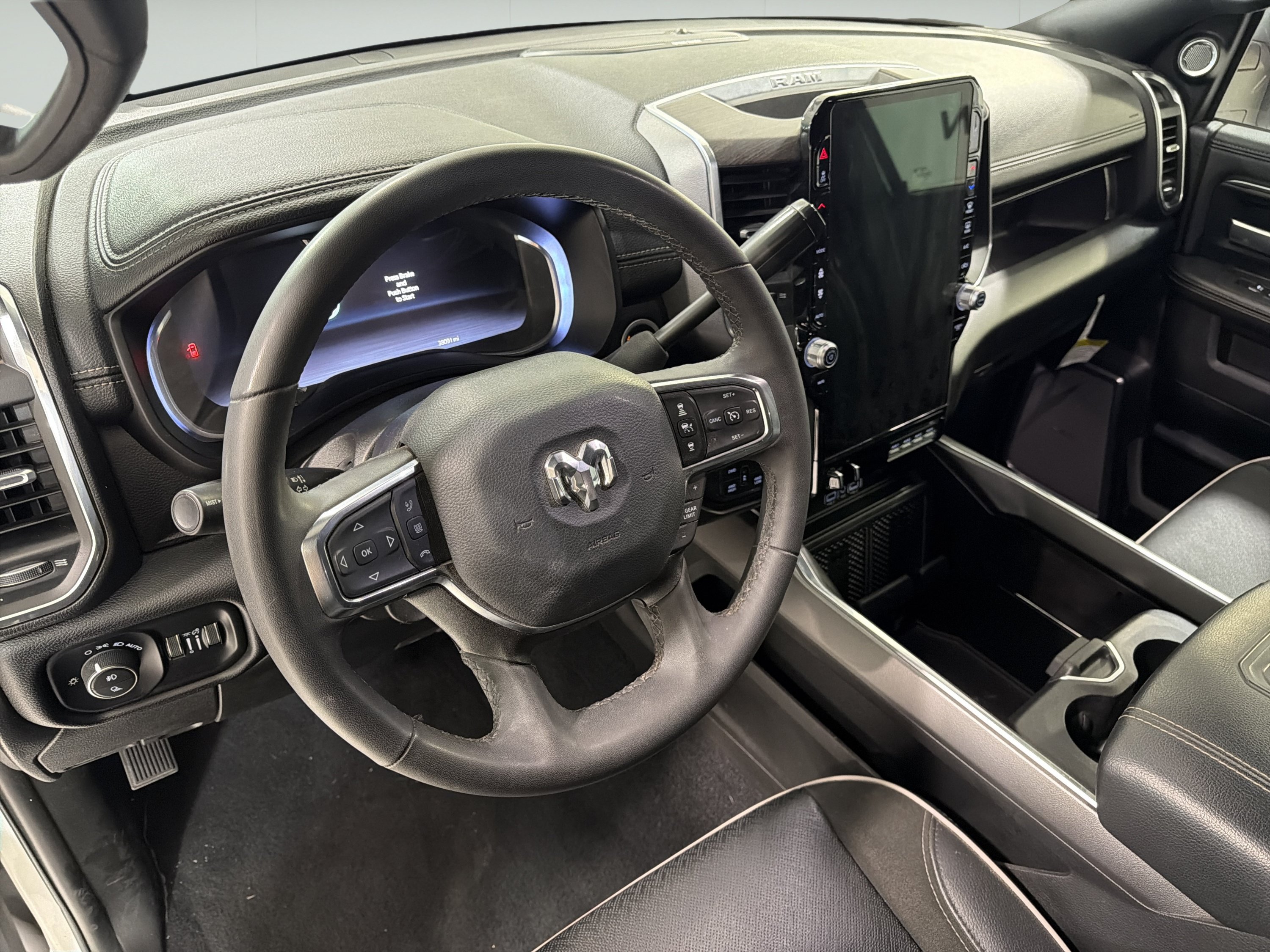 Used 2025 RAM 2500 Laramie AWD/4WD image 15