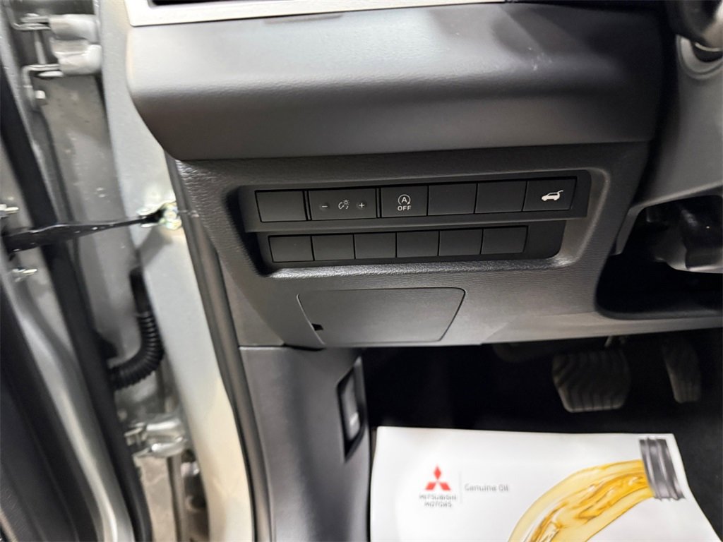New 2026 Mitsubishi Outlander SE image 28