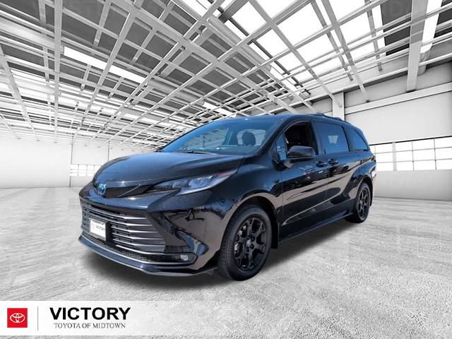 Used 2025 Toyota Sienna XLE Woodland Edition image 7