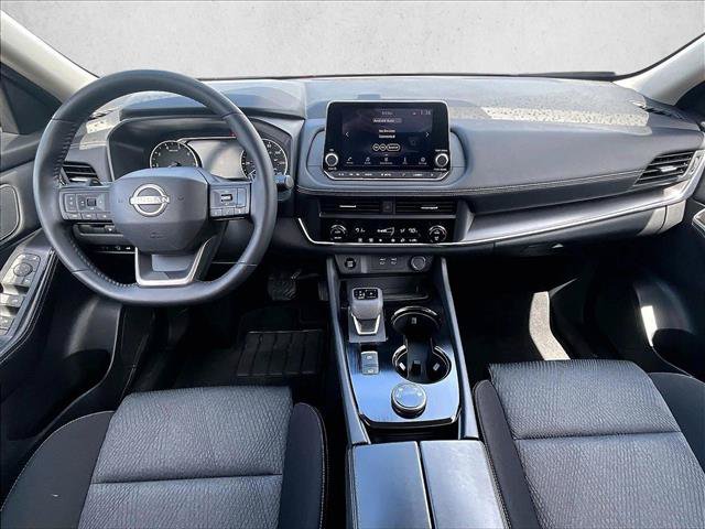 Used 2025 Nissan Rogue SV AWD/4WD image 16