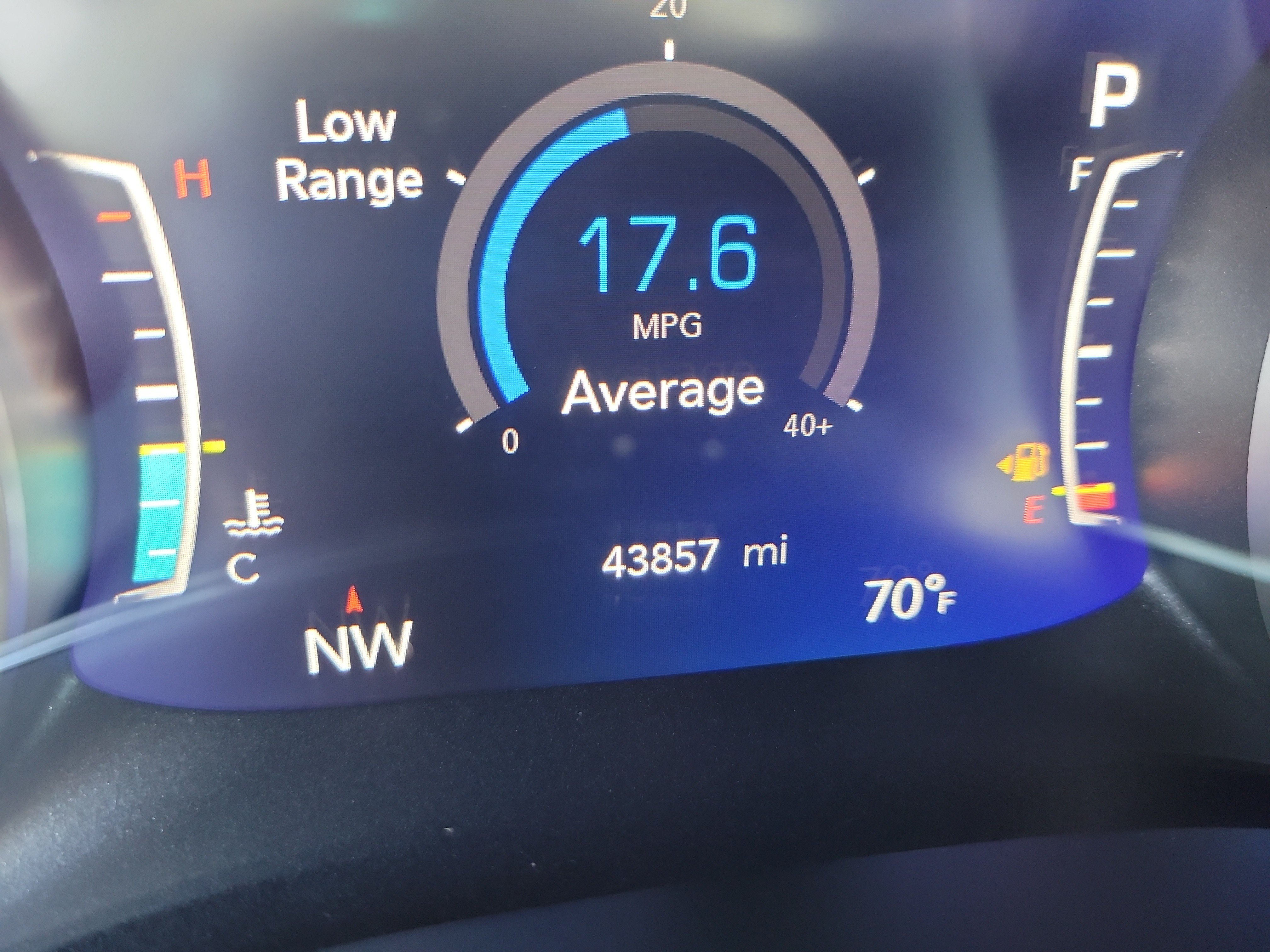 Used 2024 Chrysler Pacifica Limited w/ Uconnect Theater Family Group FWD image 32