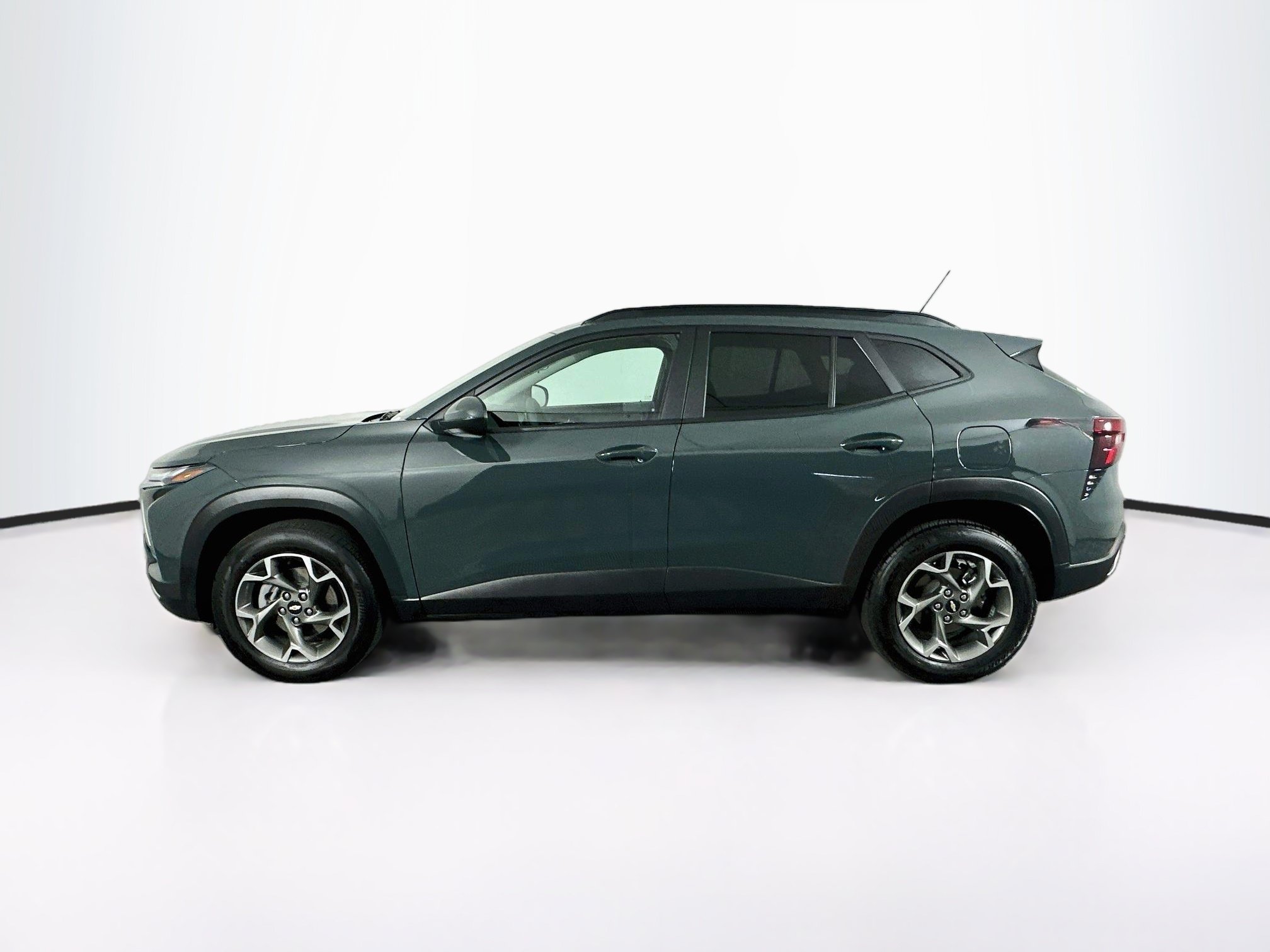 Used 2025 Chevrolet Trax LT FWD image 4