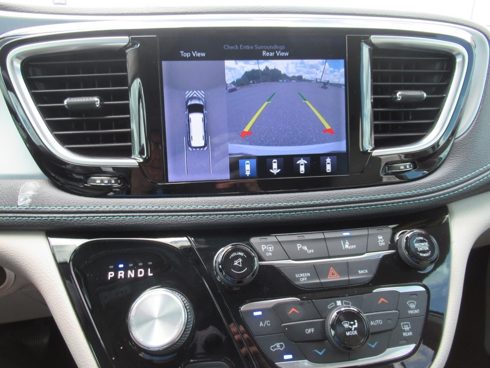 Used 2017 Chrysler Pacifica Platinum FWD image 30