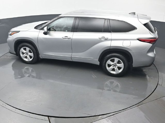 Used 2022 Toyota Highlander LE AWD/4WD image 40