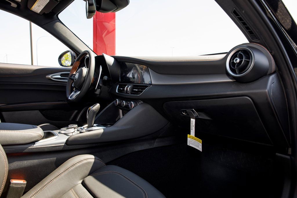 New 2025 Alfa Romeo Giulia w/ Driving Assist Package image 38