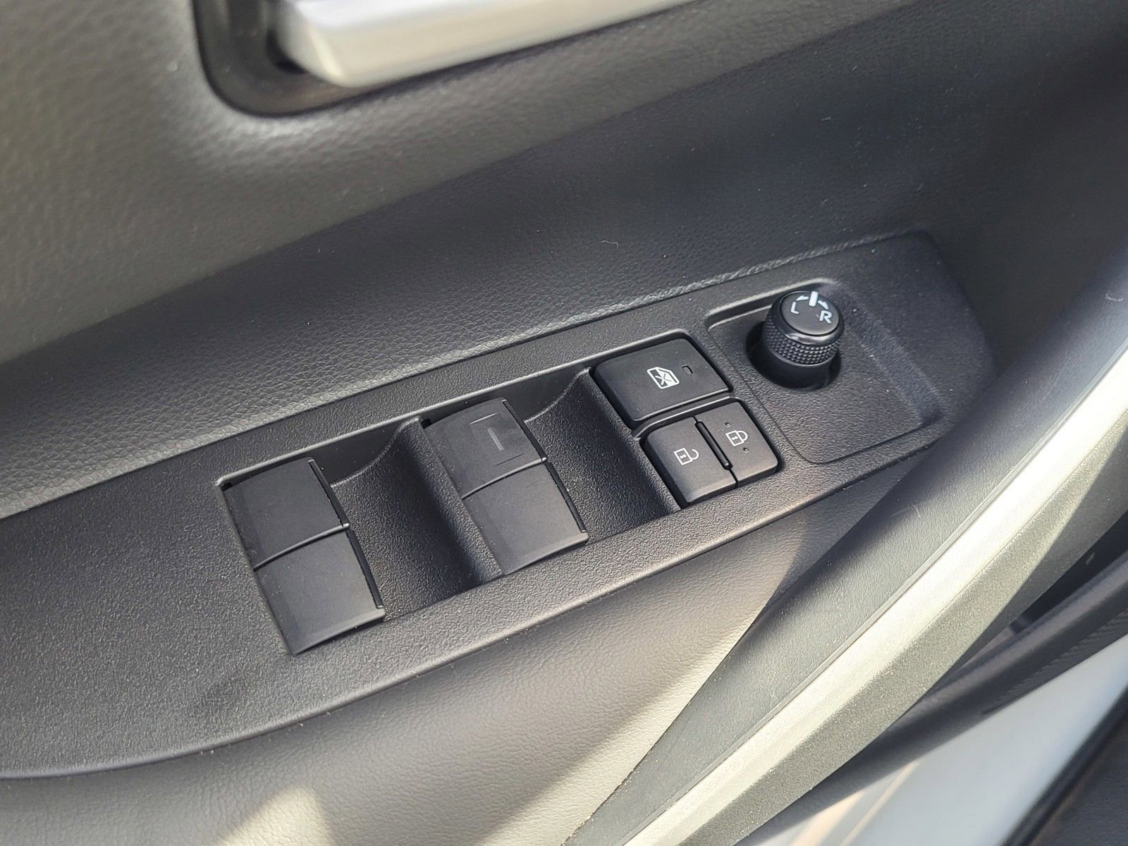Used 2024 Toyota Corolla SE w/ SE Package image 17
