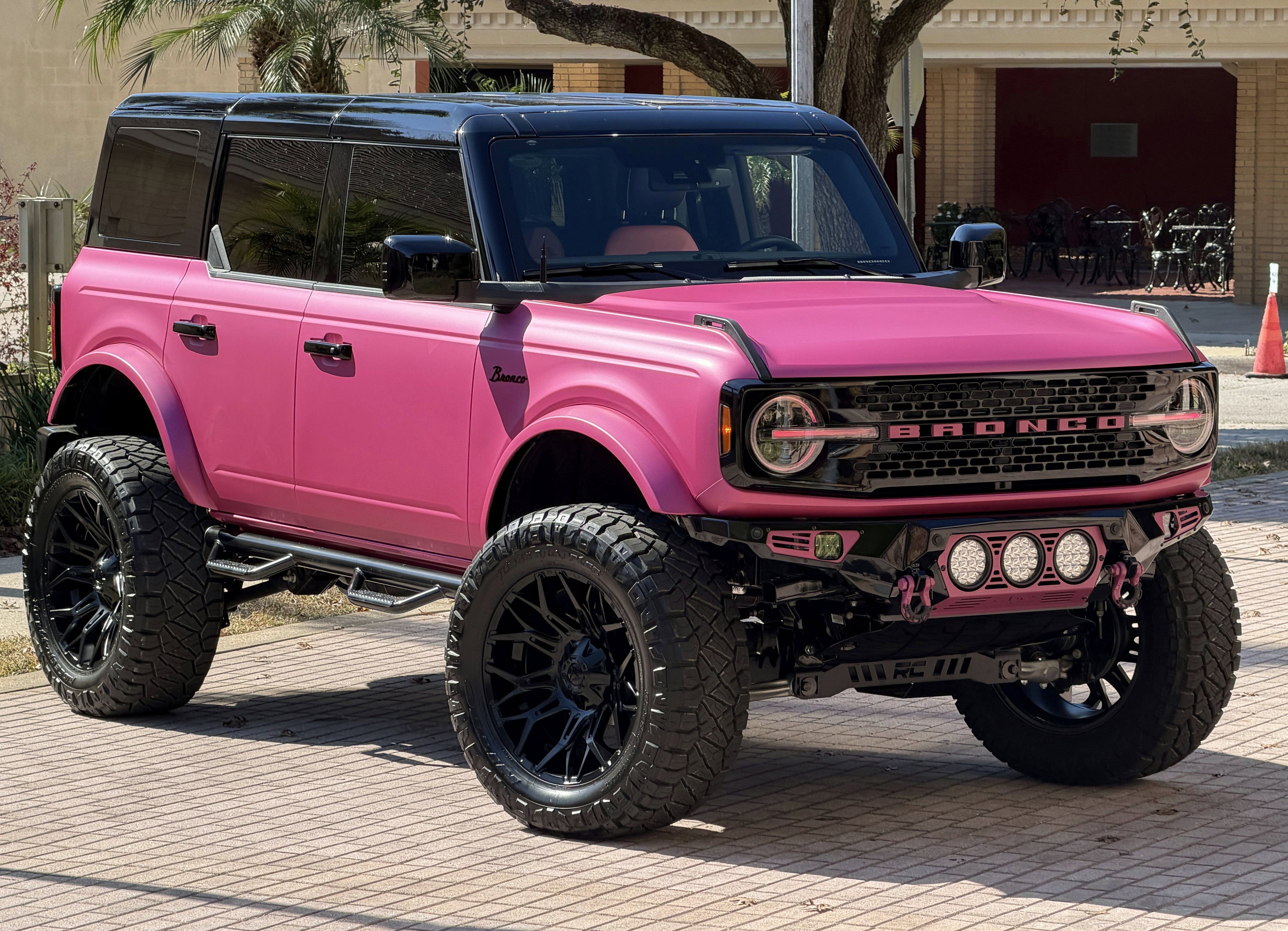 Used 2025 Ford Bronco Outer Banks AWD/4WD image 3