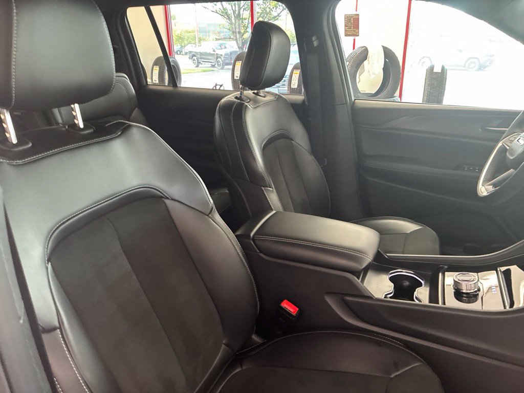 Certified 2025 Jeep Grand Cherokee L Laredo AWD/4WD image 33