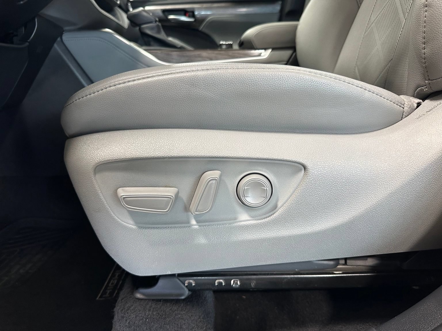 Used 2024 Toyota Highlander Platinum AWD/4WD image 13