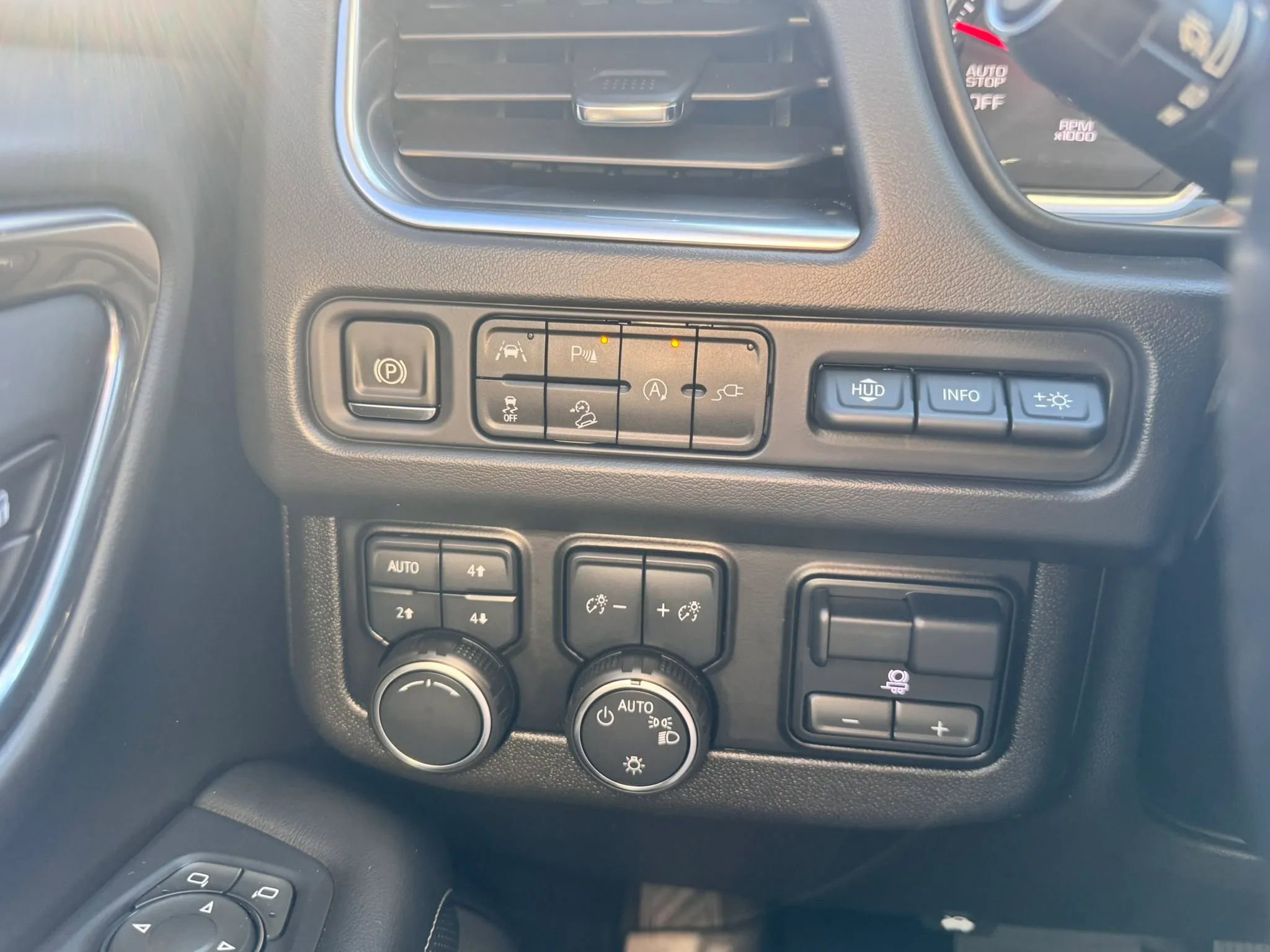 Used 2021 Chevrolet Suburban Premier w/ Premium Package image 18